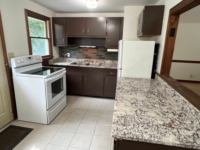 12 Saran Ave 12, Bedford, MA 01730