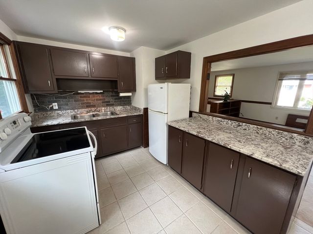 12 Saran Ave 12, Bedford, MA 01730