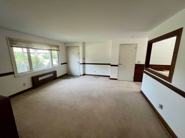12 Saran Ave 12, Bedford, MA 01730
