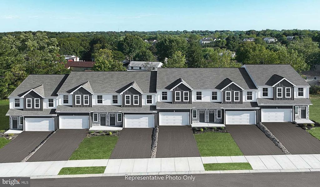 7849 OAK BROOK DR, Harrisburg, PA 17112