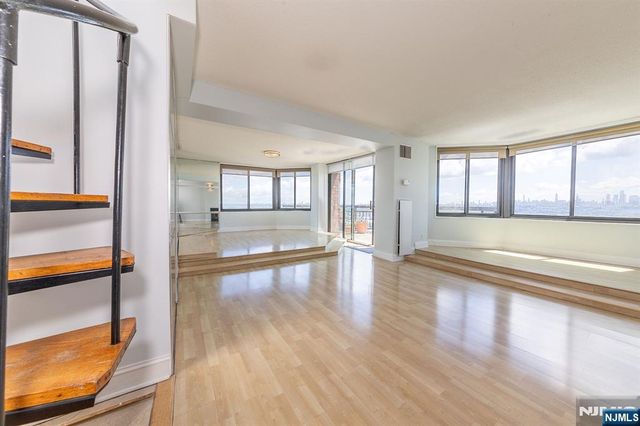2105 Harmon Cove Tower, Secaucus, NJ 07094