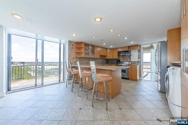 2105 Harmon Cove Tower, Secaucus, NJ 07094