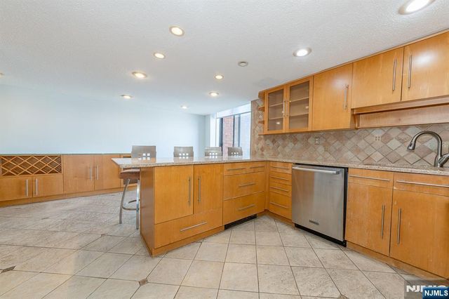 2105 Harmon Cove Tower, Secaucus, NJ 07094
