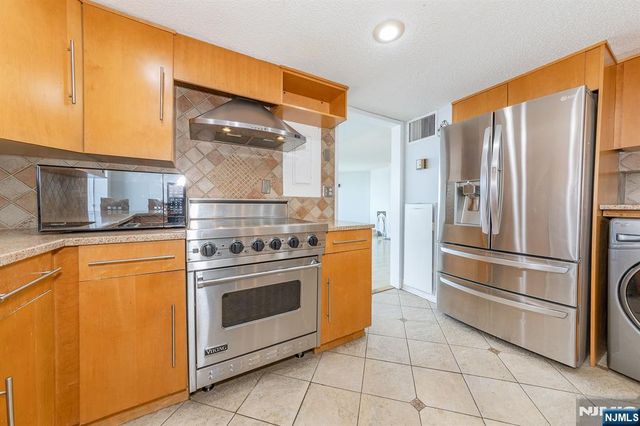 2105 Harmon Cove Tower, Secaucus, NJ 07094