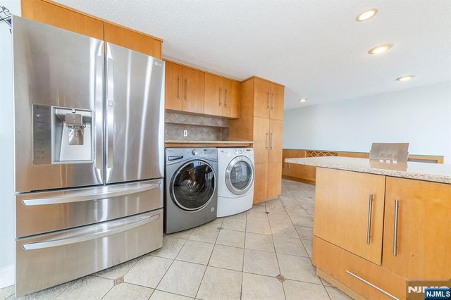 2105 Harmon Cove Tower, Secaucus, NJ 07094