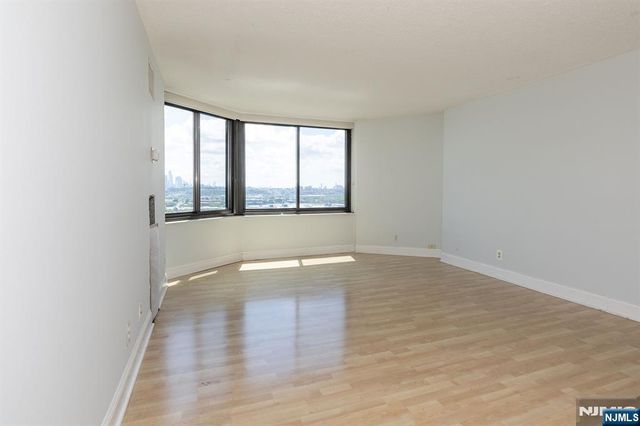 2105 Harmon Cove Tower, Secaucus, NJ 07094
