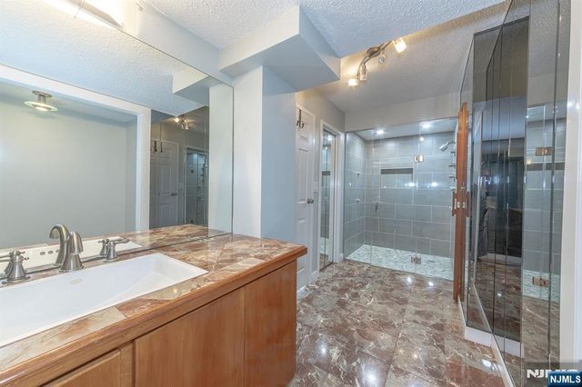 2105 Harmon Cove Tower, Secaucus, NJ 07094