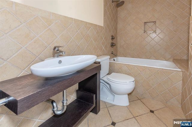 2105 Harmon Cove Tower, Secaucus, NJ 07094