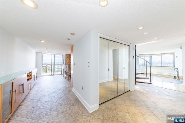 2105 Harmon Cove Tower, Secaucus, NJ 07094