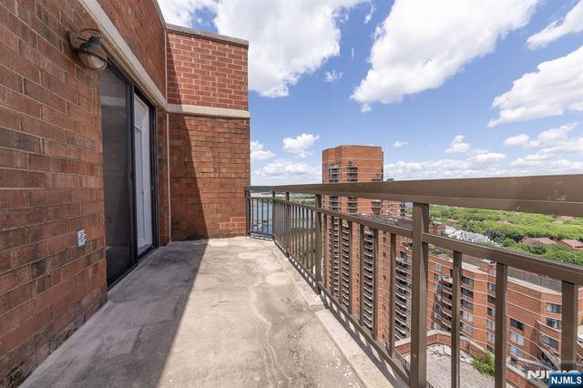 2105 Harmon Cove Tower, Secaucus, NJ 07094