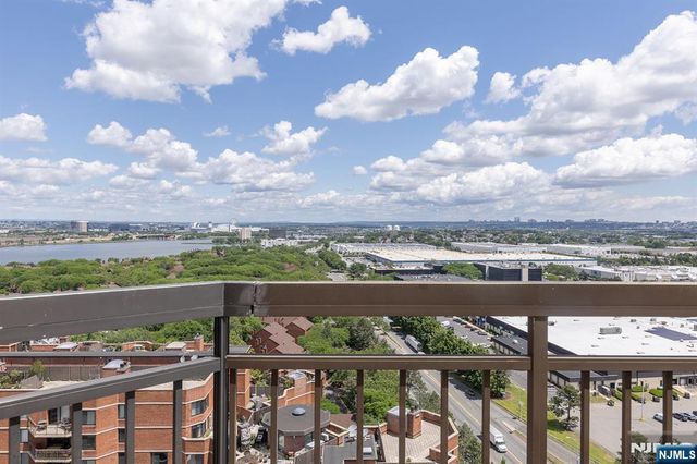 2105 Harmon Cove Tower, Secaucus, NJ 07094