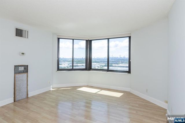 2105 Harmon Cove Tower, Secaucus, NJ 07094