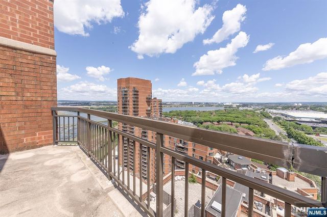 2105 Harmon Cove Tower, Secaucus, NJ 07094