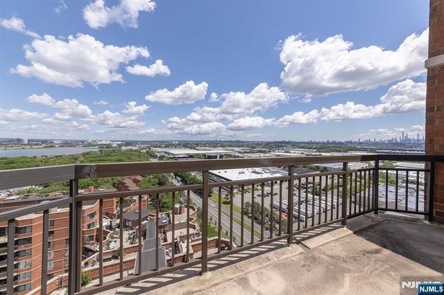 2105 Harmon Cove Tower, Secaucus, NJ 07094