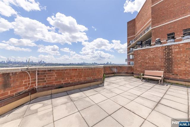 2105 Harmon Cove Tower, Secaucus, NJ 07094