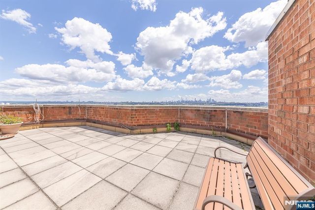 2105 Harmon Cove Tower, Secaucus, NJ 07094