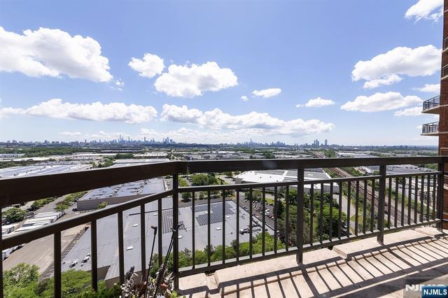 2105 Harmon Cove Tower, Secaucus, NJ 07094