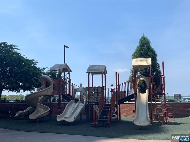 2105 Harmon Cove Tower, Secaucus, NJ 07094
