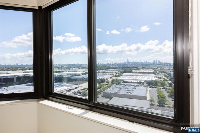 2105 Harmon Cove Tower, Secaucus, NJ 07094