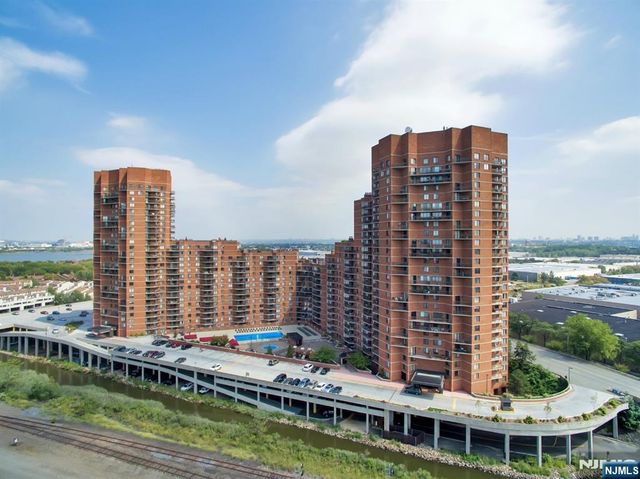 2105 Harmon Cove Tower, Secaucus, NJ 07094