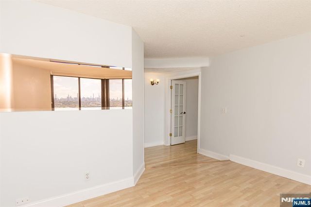 2105 Harmon Cove Tower, Secaucus, NJ 07094