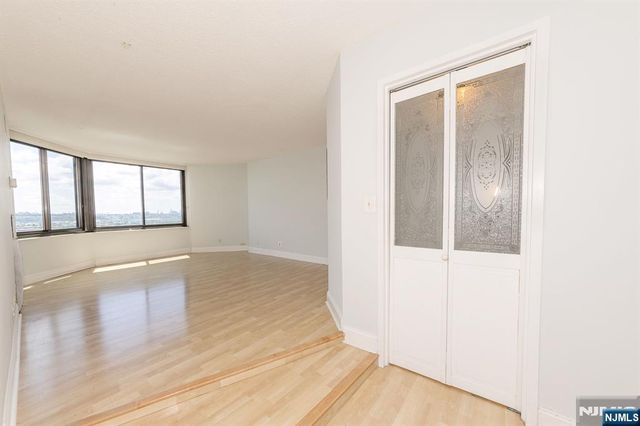 2105 Harmon Cove Tower, Secaucus, NJ 07094