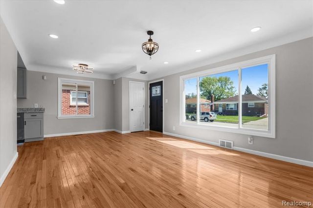 22631 Mylls Street, Saint Clair Shores, MI 48081