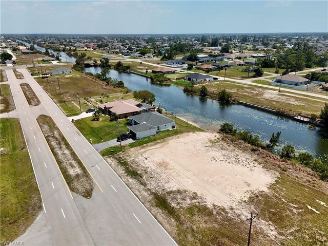 900 Vogiantzis PKWY, Cape Coral, FL 33909