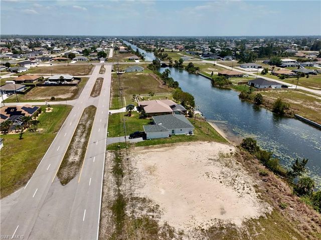 900 Vogiantzis PKWY, Cape Coral, FL 33909