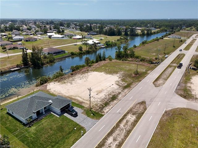 900 Vogiantzis PKWY, Cape Coral, FL 33909