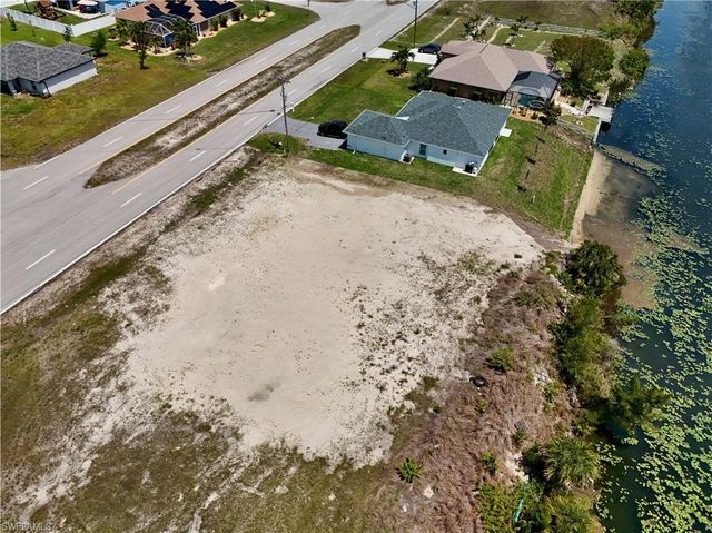 900 Vogiantzis PKWY, Cape Coral, FL 33909