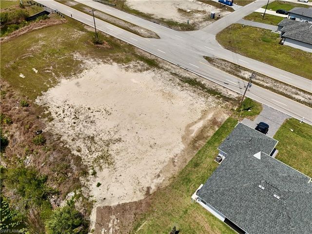 900 Vogiantzis PKWY, Cape Coral, FL 33909
