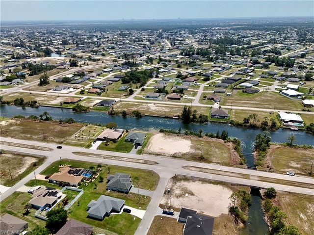 900 Vogiantzis PKWY, Cape Coral, FL 33909