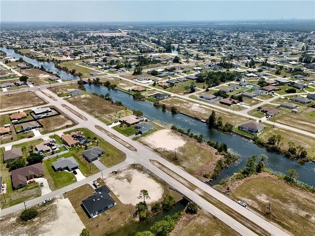 900 Vogiantzis PKWY, Cape Coral, FL 33909