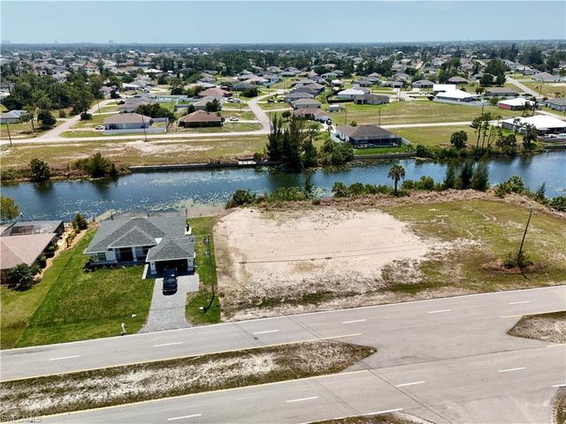900 Vogiantzis PKWY, Cape Coral, FL 33909