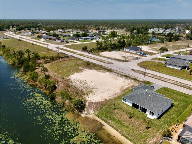 900 Vogiantzis PKWY, Cape Coral, FL 33909