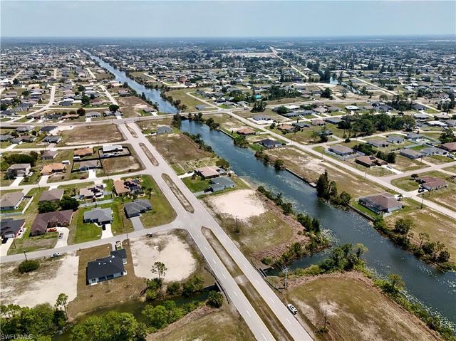 900 Vogiantzis PKWY, Cape Coral, FL 33909