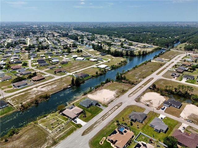 900 Vogiantzis PKWY, Cape Coral, FL 33909