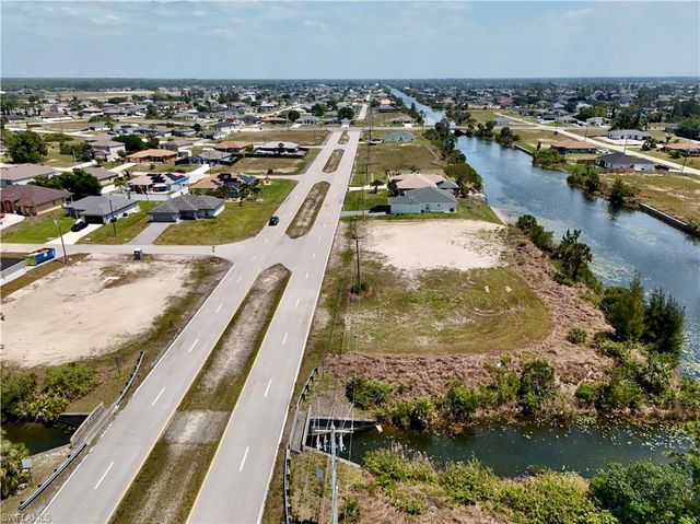900 Vogiantzis PKWY, Cape Coral, FL 33909