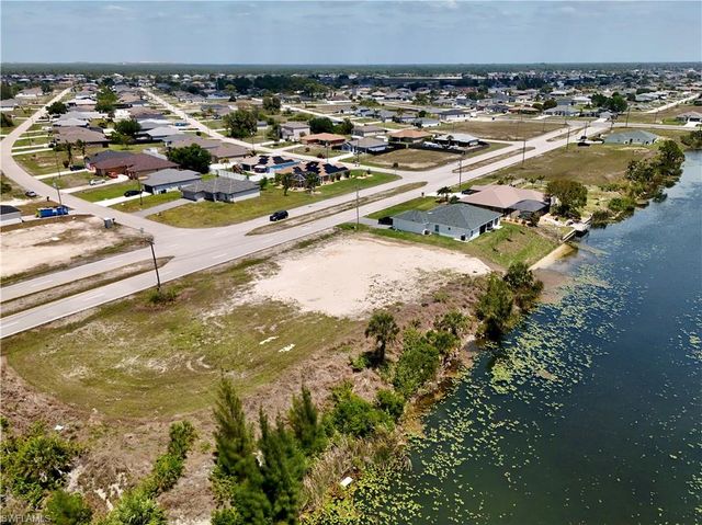 900 Vogiantzis PKWY, Cape Coral, FL 33909