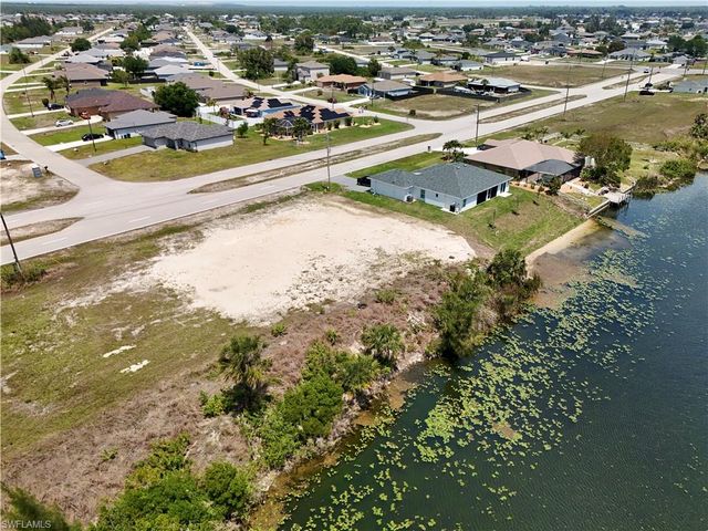 900 Vogiantzis PKWY, Cape Coral, FL 33909