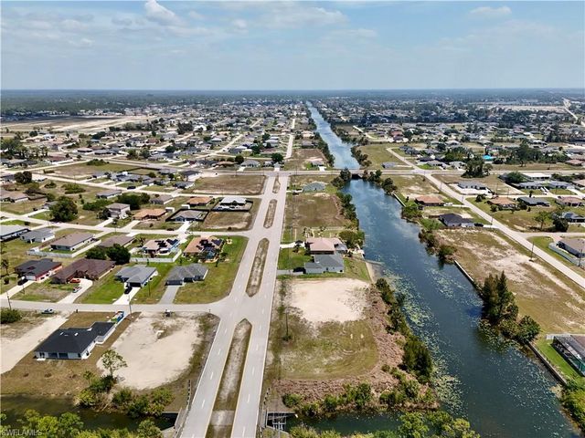 900 Vogiantzis PKWY, Cape Coral, FL 33909