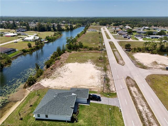 900 Vogiantzis PKWY, Cape Coral, FL 33909