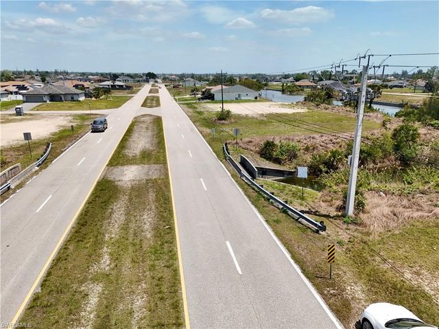 900 Vogiantzis PKWY, Cape Coral, FL 33909