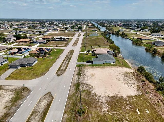 900 Vogiantzis PKWY, Cape Coral, FL 33909