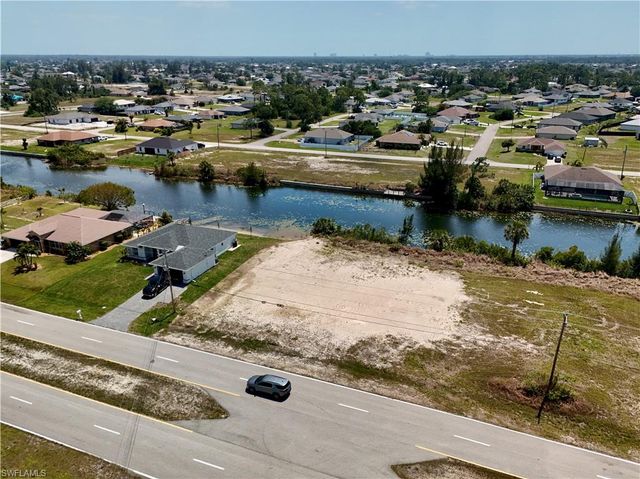 900 Vogiantzis PKWY, Cape Coral, FL 33909