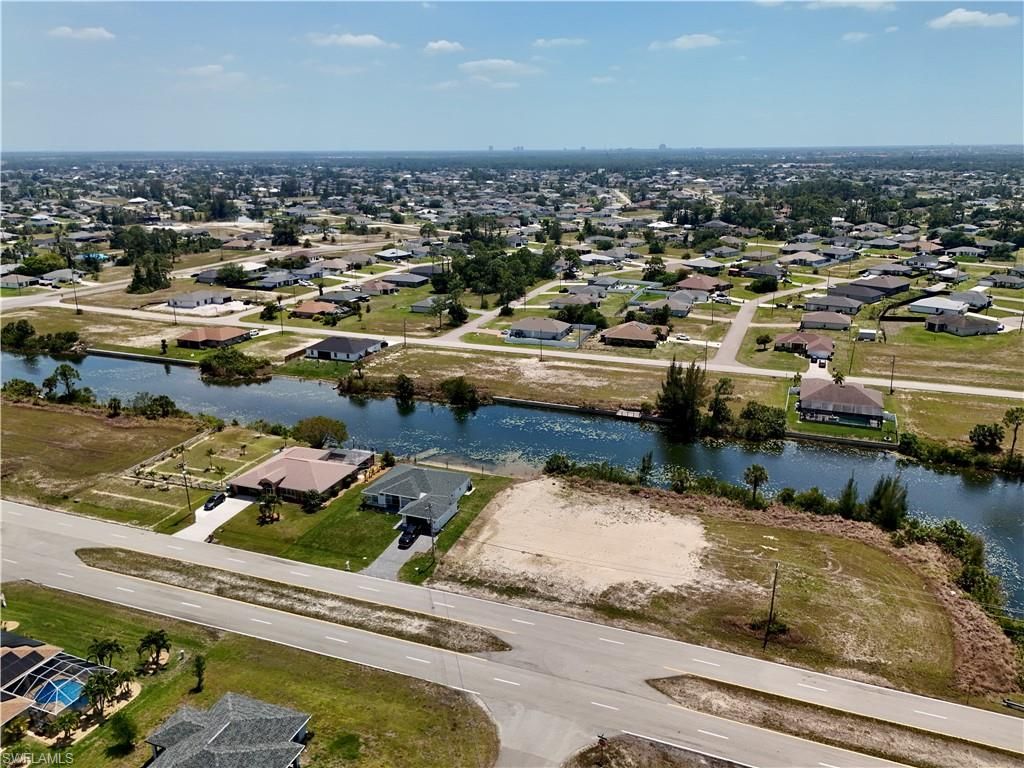 900 Vogiantzis PKWY, Cape Coral, FL 33909