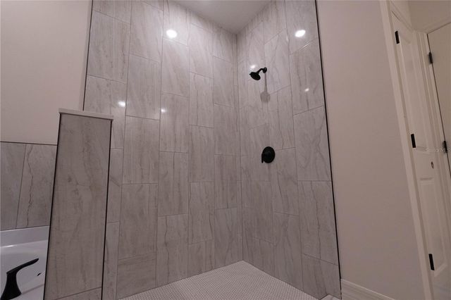 911 N NEW HAMPSHIRE AVENUE, Tavares, FL 32778