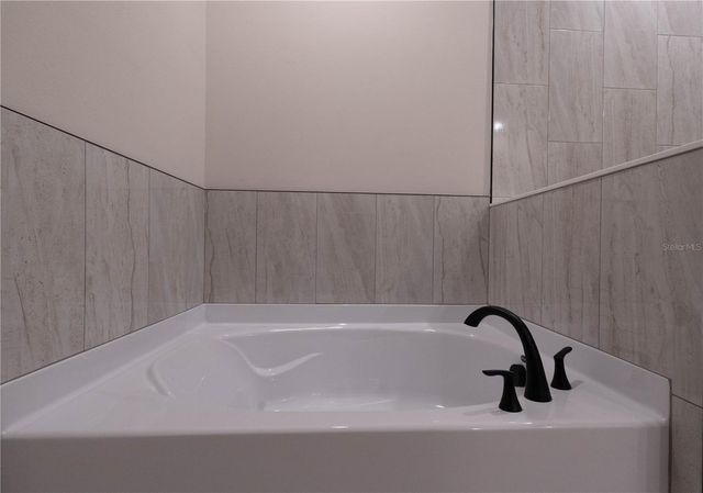 911 N NEW HAMPSHIRE AVENUE, Tavares, FL 32778