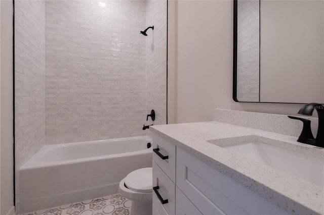 911 N NEW HAMPSHIRE AVENUE, Tavares, FL 32778